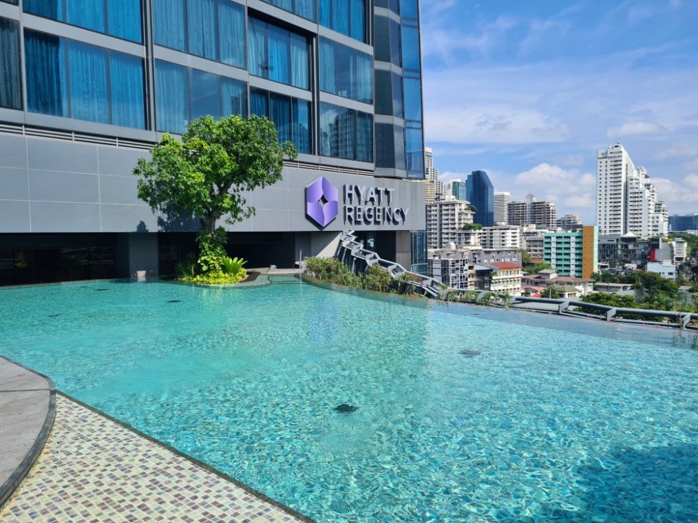 Swimming pool at Hyatt Regency.jpg