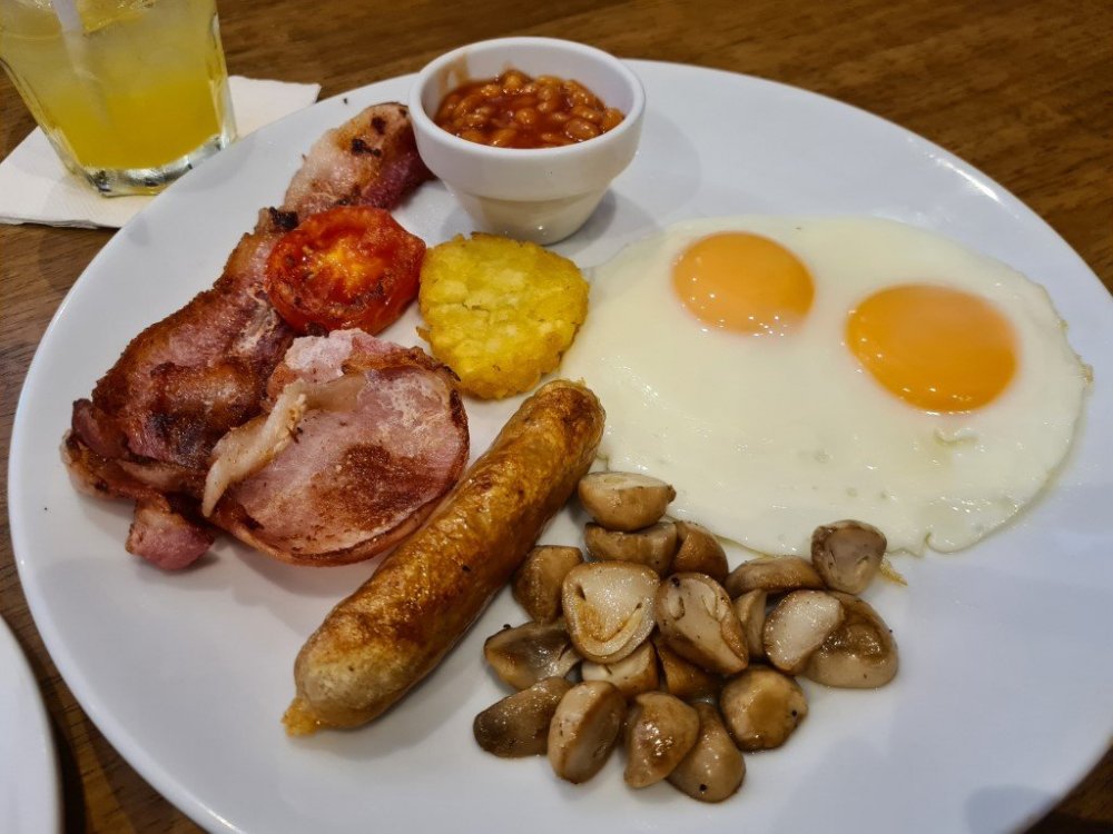 129 Baht Breakfast at Red Lion British Pub Soi 13 Bangkok.jpg